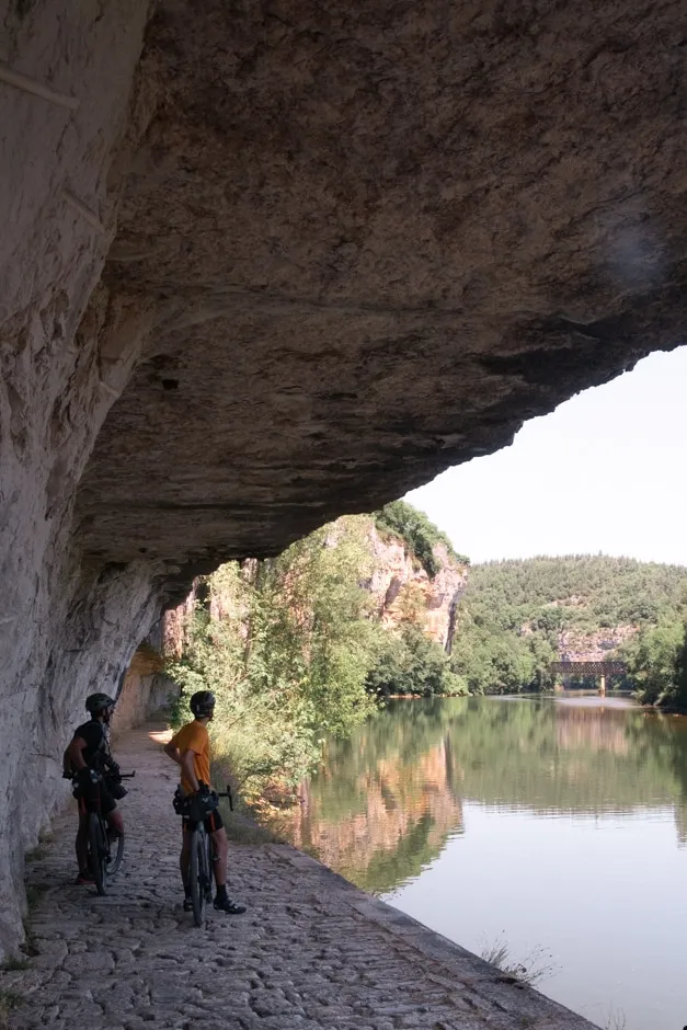 Sentier des Anglais en gravel le long du Lot
