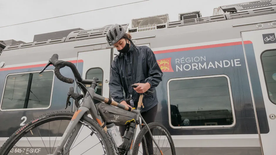 Le train région Normandie est idéal pour débuter une aventure en gravel à travers La Manche depuis Paris