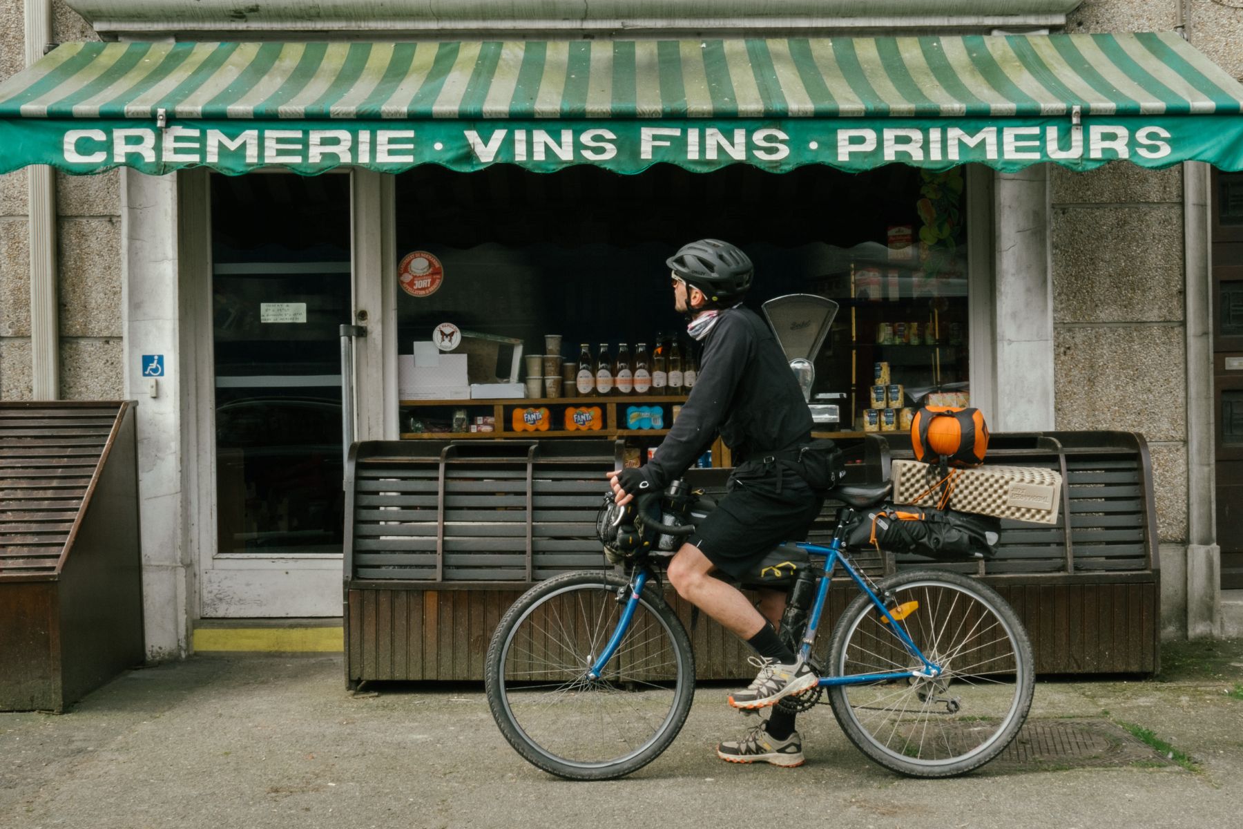 Comment bien manger, boire et se ravitailler en voyage à vélo ?