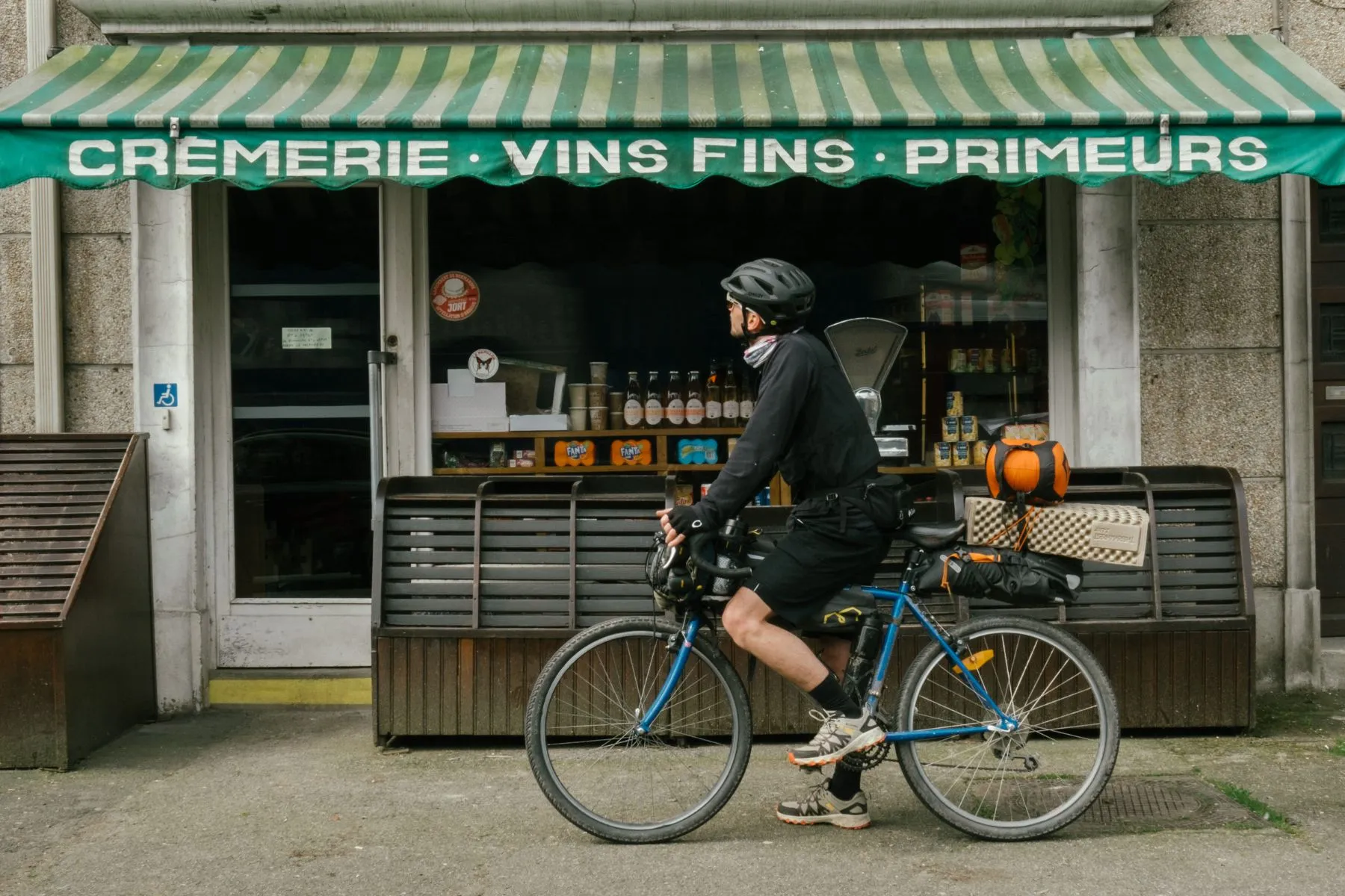 Comment bien manger, boire et se ravitailler en voyage à vélo ?