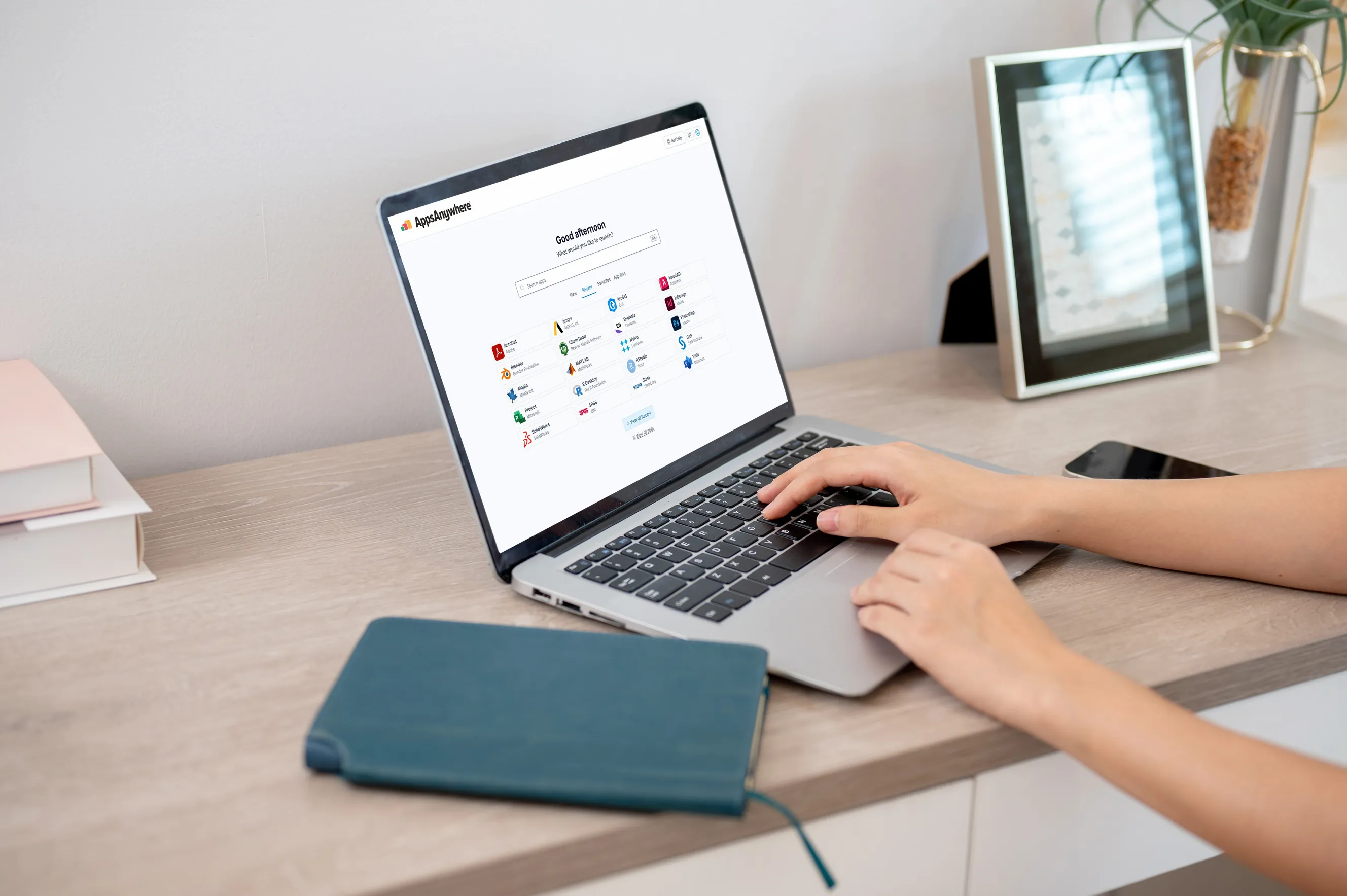 Student or Faculty member using AppsAnywhere on a MacBook