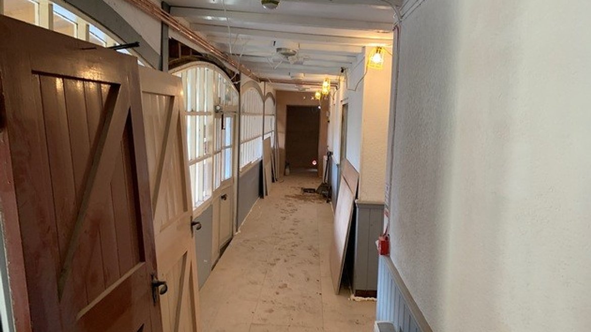 Foresters Arms hallway pre renovation