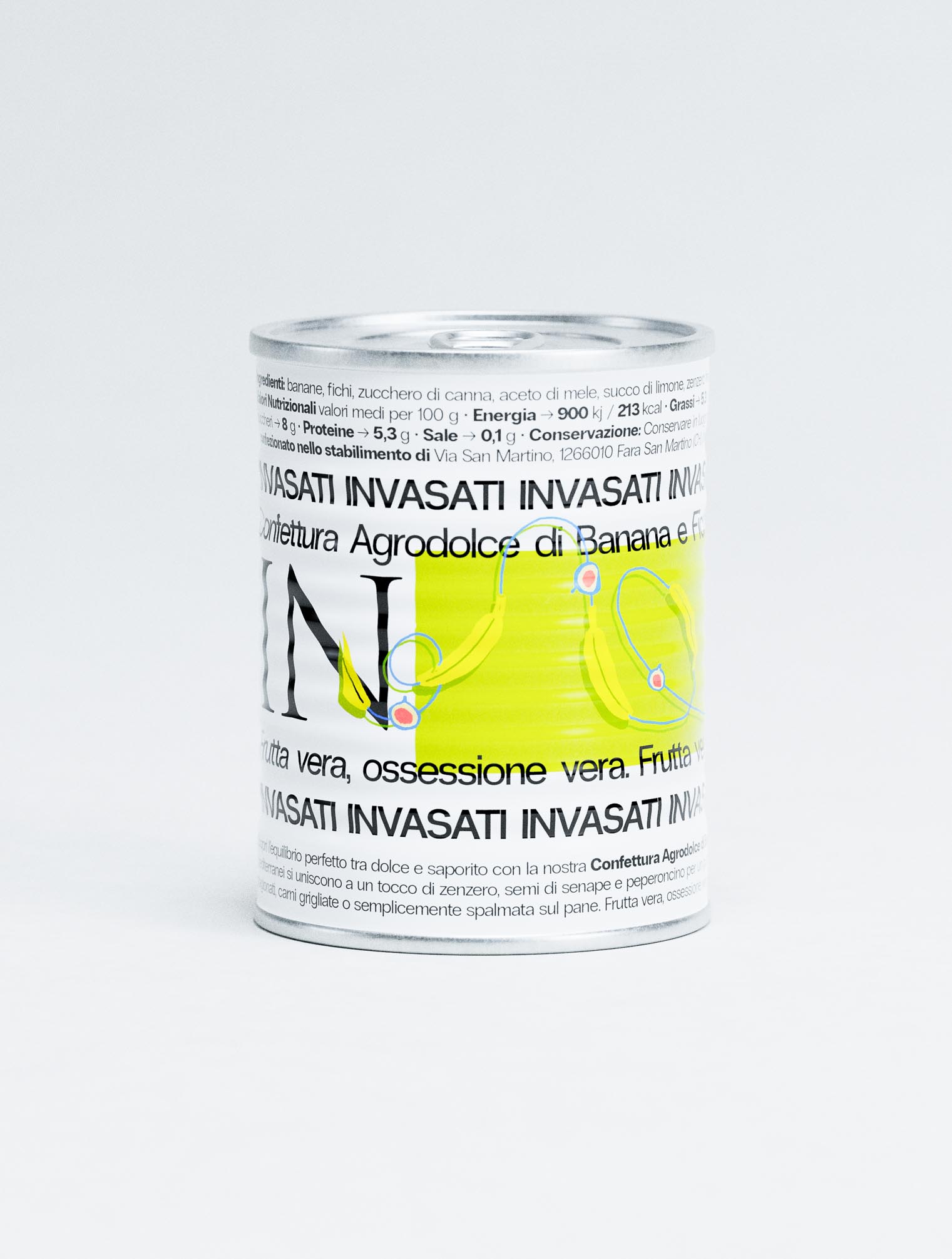 The front view presents the wraparound label in close focus: black serif typography crops dramatically across a lime panel, with “Confettura Agrodolce di Banana e Fichi” reading clearly. The playful technical drawing of a banana, dotted with small red and blue nodes, hints at recipe precision. Upper and lower white bands carry legible Italian text in a rational hierarchy. The image communicates packaging design craft, identity design, and creative direction typical of a contemporary design studio or branding agency.