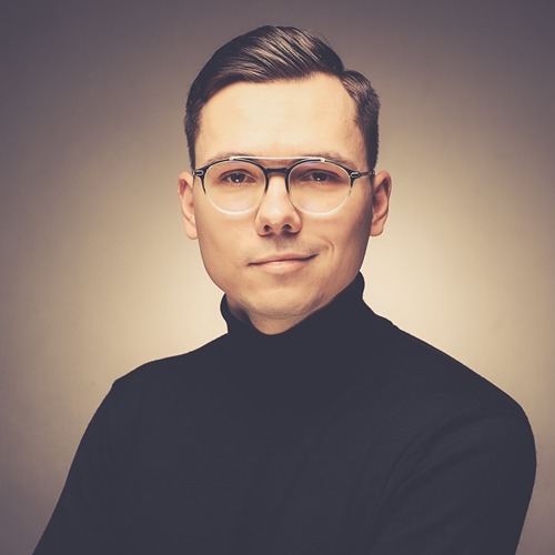 Portrait of Adrian Koszalka, founder of Furnilo