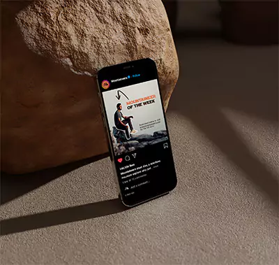 En telefon som lutar mot en sten.