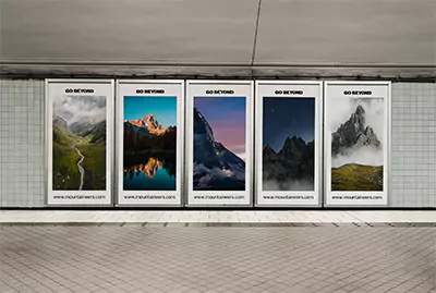 5 anslagstavlor på en tunnelbanestation.