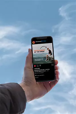 En man som håller en telefon mot skyn.