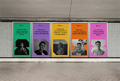 5 anslagstavlor på en tunnelbanestation.