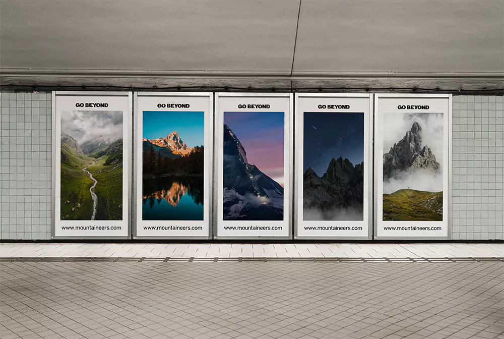 5 anslagstavlor på en tunnelbanestation.