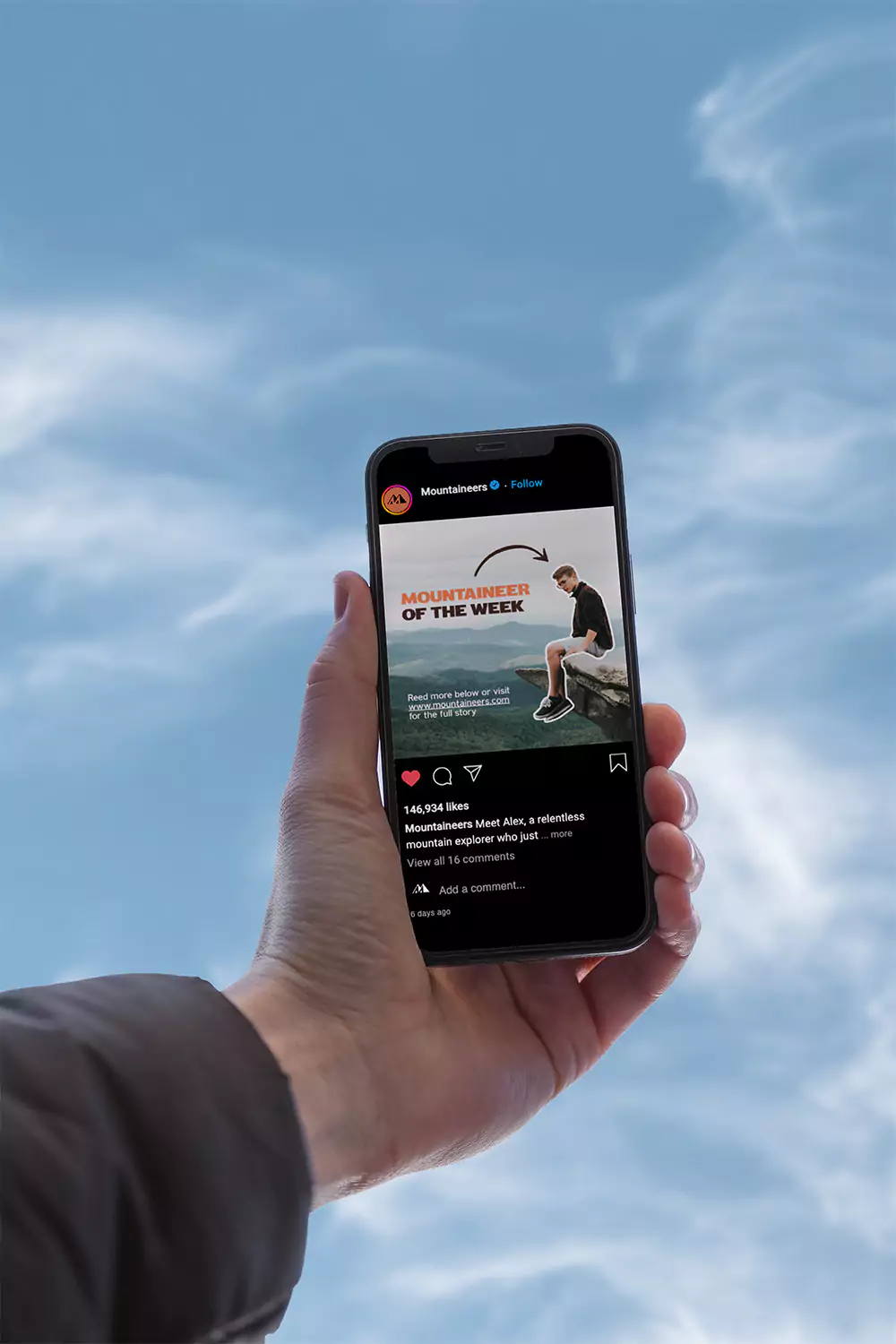 En man som håller en telefon mot skyn.