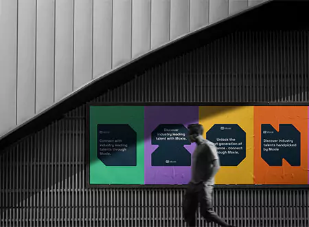 5 färgglada Moxie posters på en vägg.