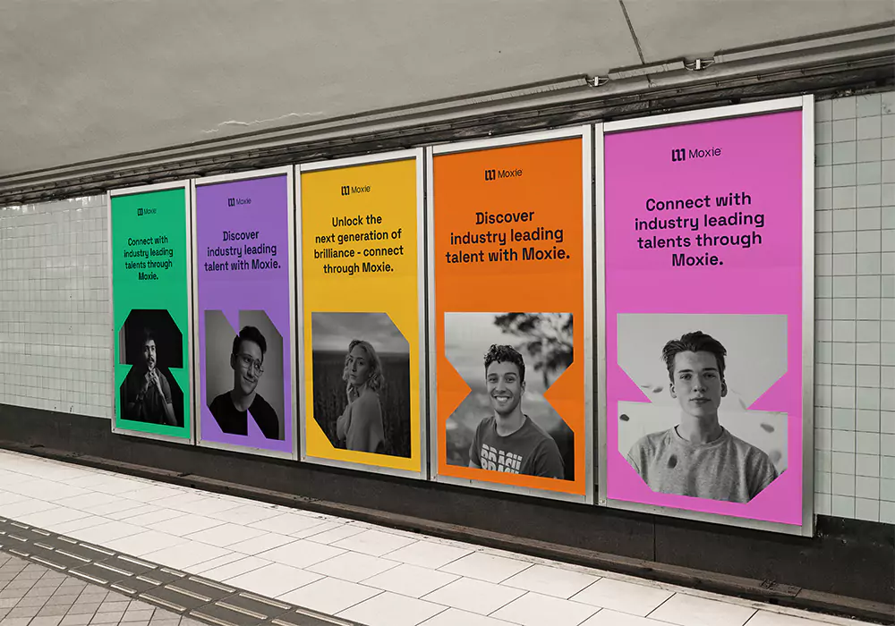 5 färgglada Moxie anslagstavlor på en tunnelbanestation.