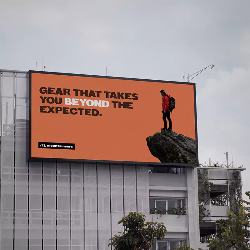 En orange Mountaineers anslagstavla på sidan av en byggnad.