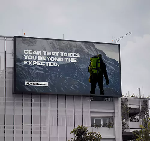 En äventyrlig Mountaineers anslagstavla på sidan av en byggnad.
