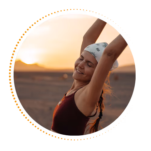 Retreat Zahara donna che si lascia andare con sorriso e braccia alzate
