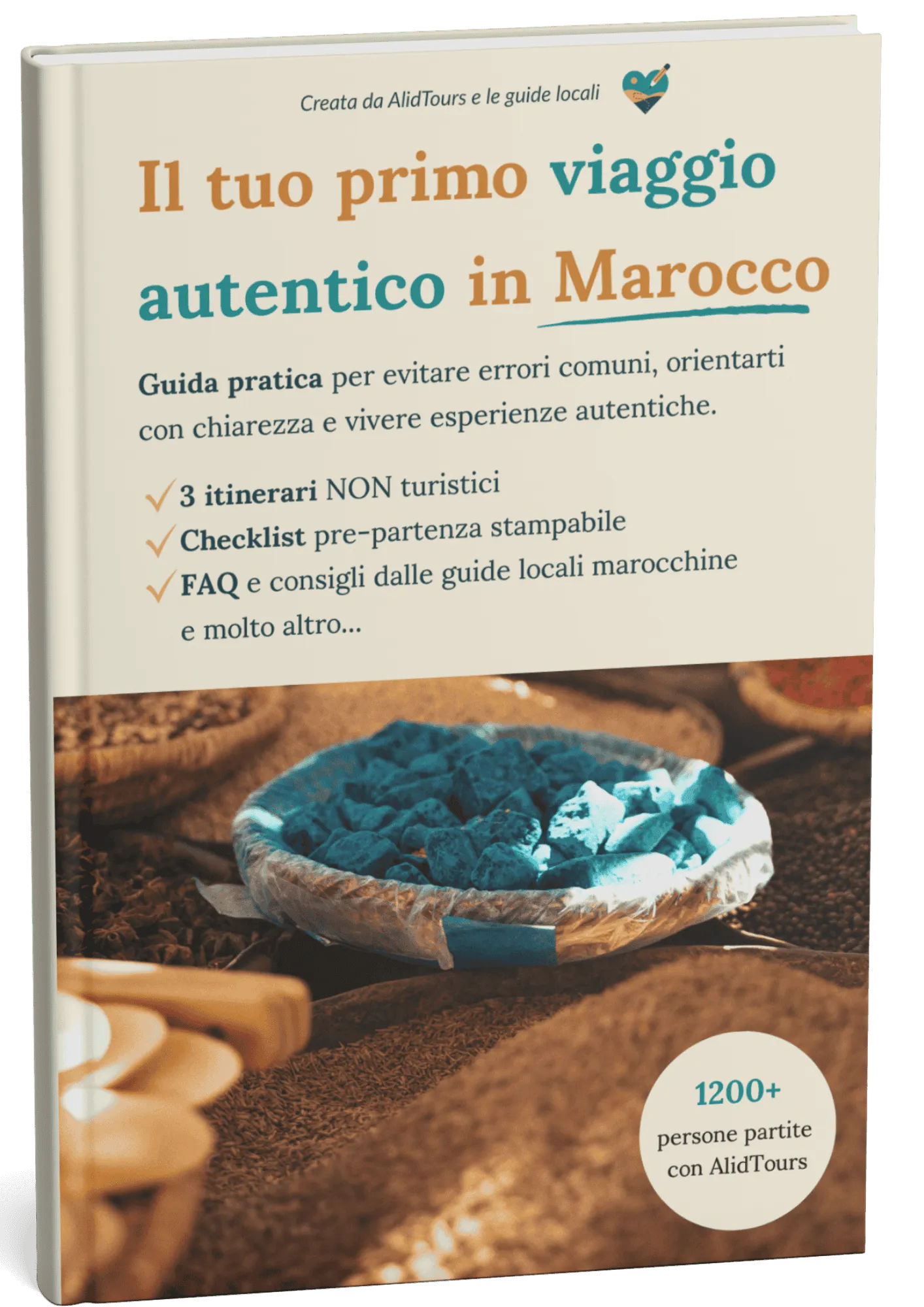 Donne sorridenti che parlano in un tipico mercato marocchino a Rissani