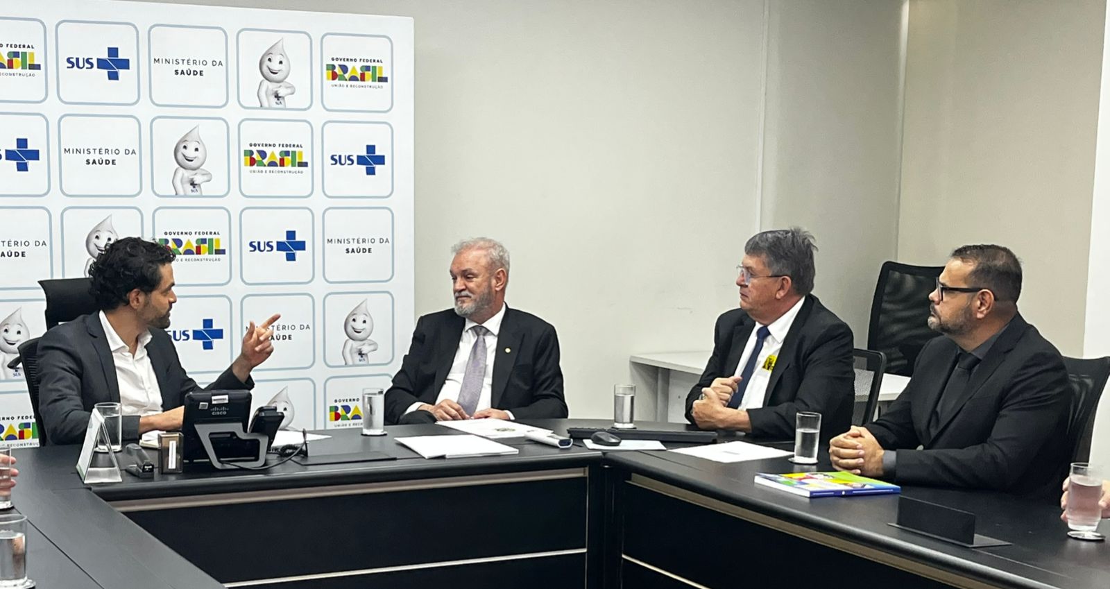 Henrique Chaves do Ministério da Saúde com Deputado Geraldo Resende e Prefeito Roberson durante agenda em junho