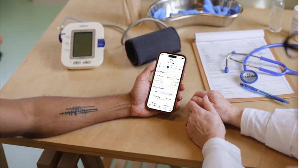Hand with Smartphone and the FLUID Alivion App