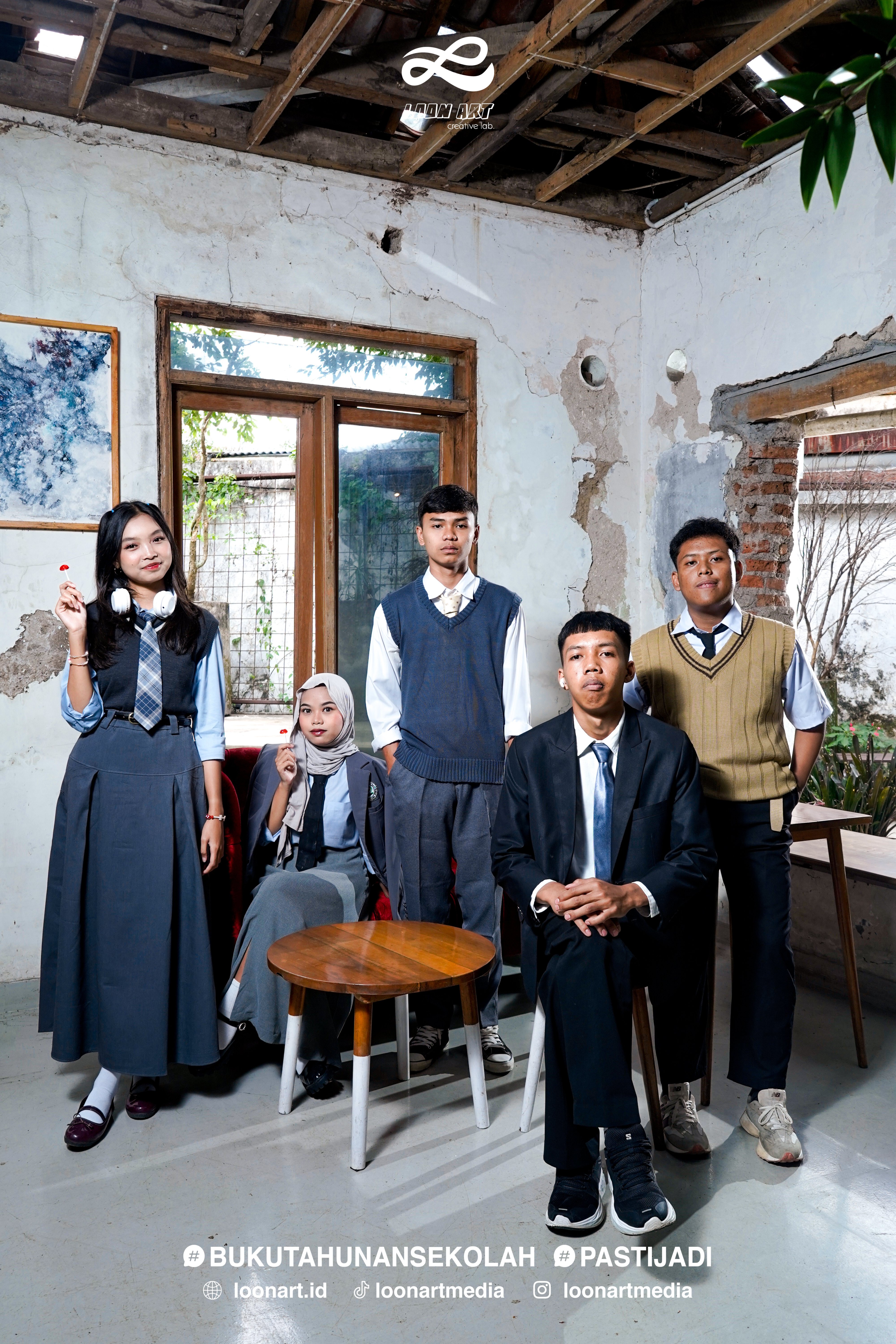 Foto Tema Yearbook American High School Loon Art Media