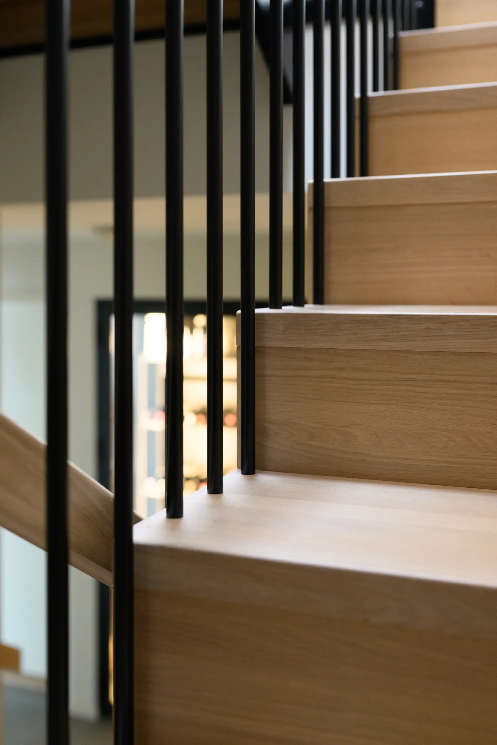 Sorte stålspiler som møter trinnene i eik