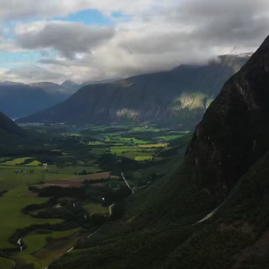 valley between mountains