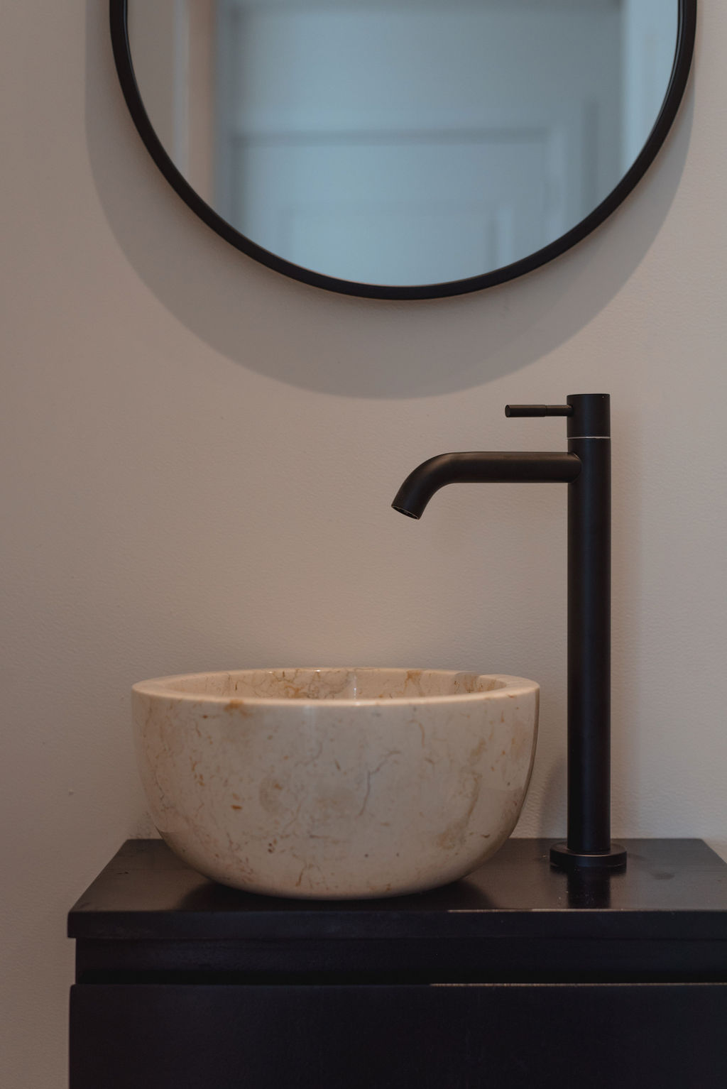 Modern toilet met beige tegels en steen wastafel