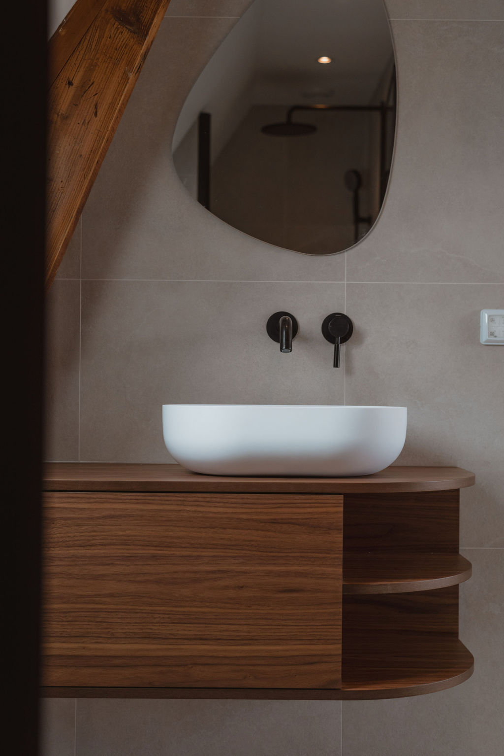 Luxe badkamer met maatwerk meubel en houten details