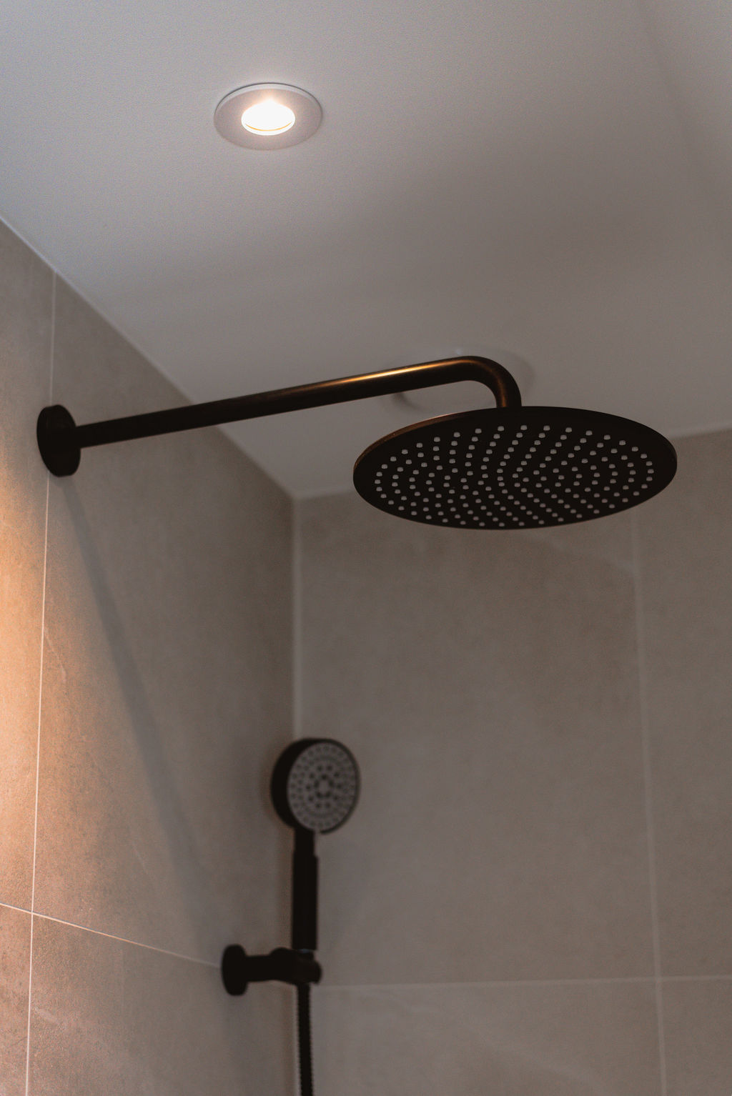 Luxe badkamer met maatwerk meubel en houten details