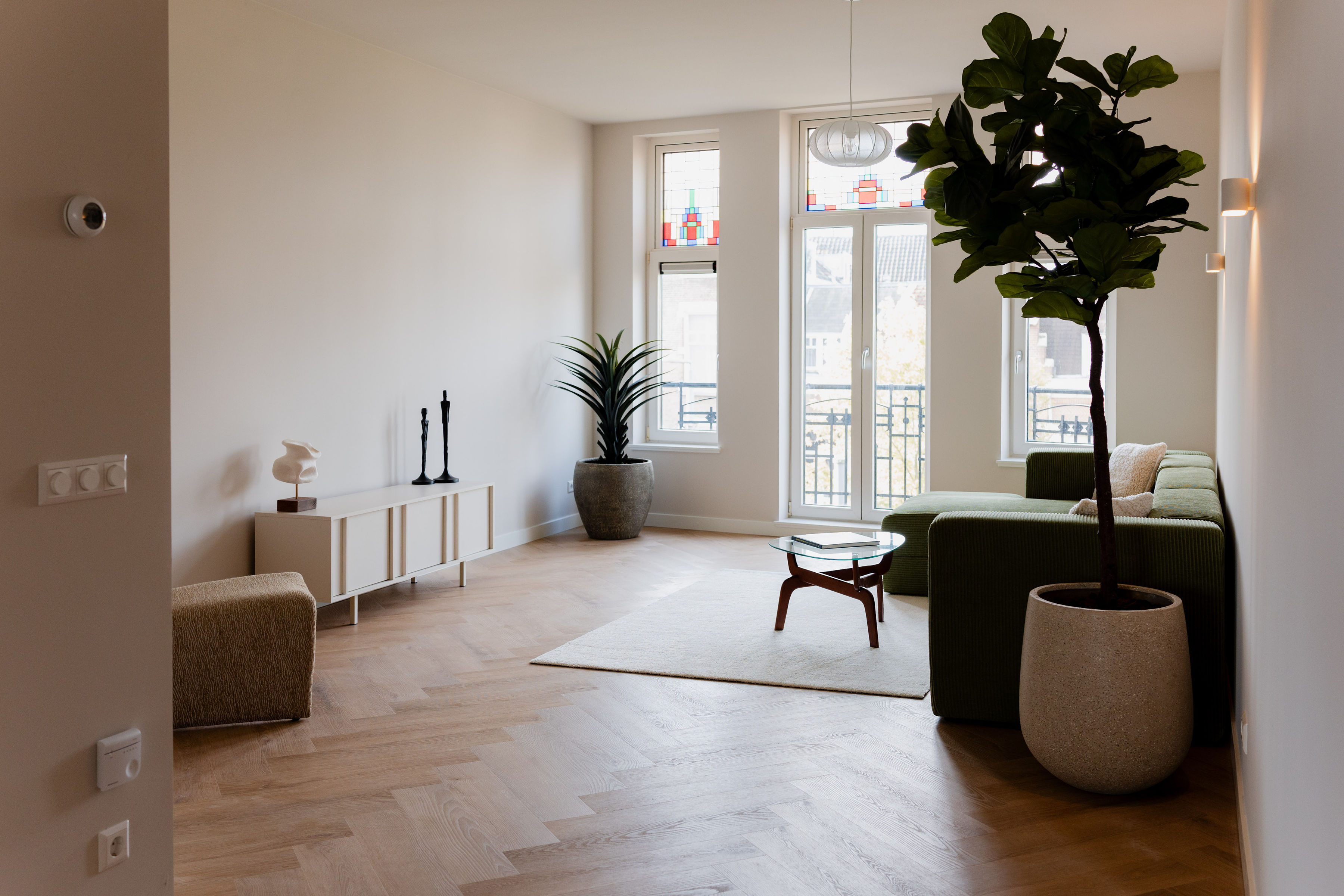 Woonkamer met maatwerk glasdeur en glas-in-loods