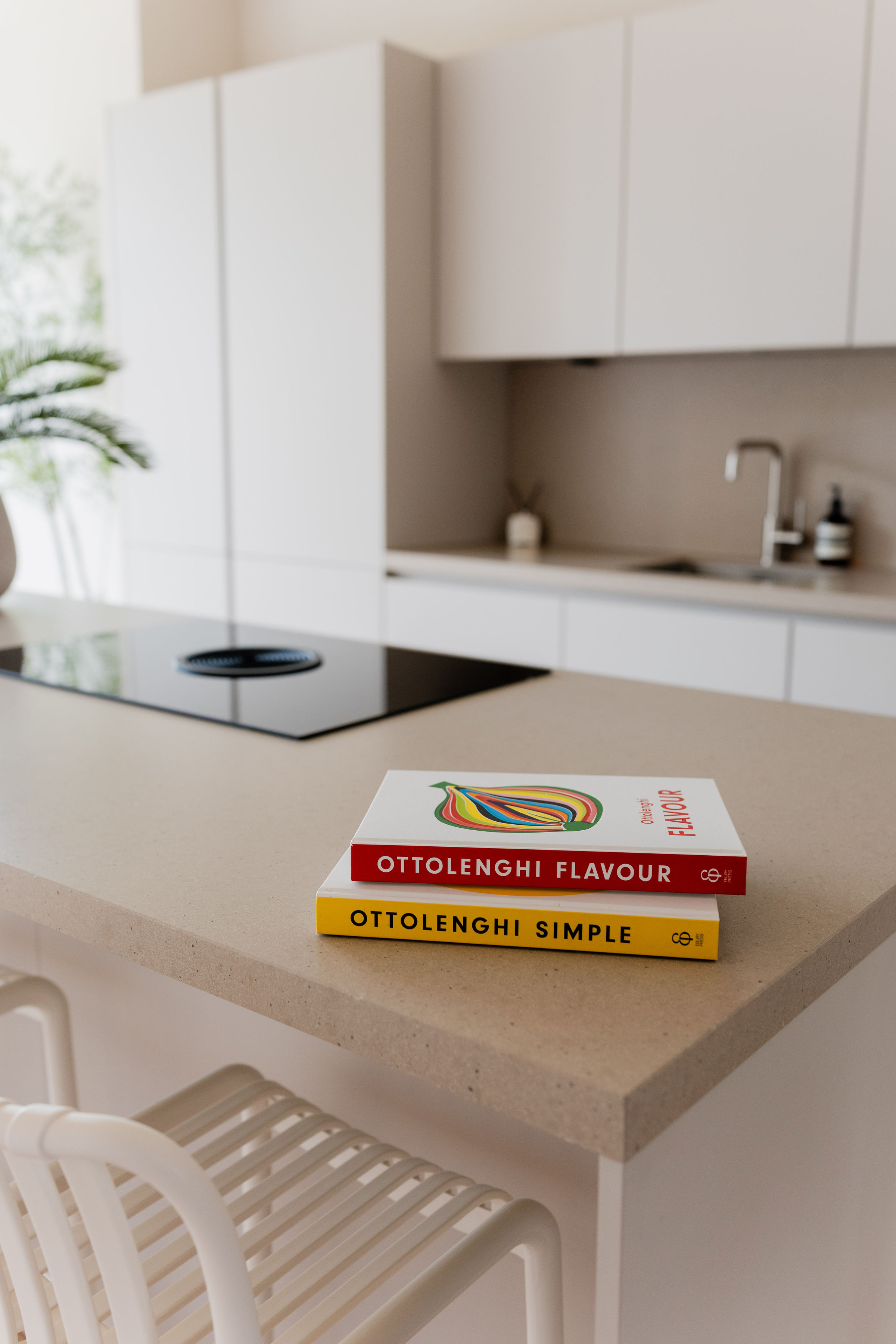 Moderne keuken met kookeiland in gerenoveerd appartement