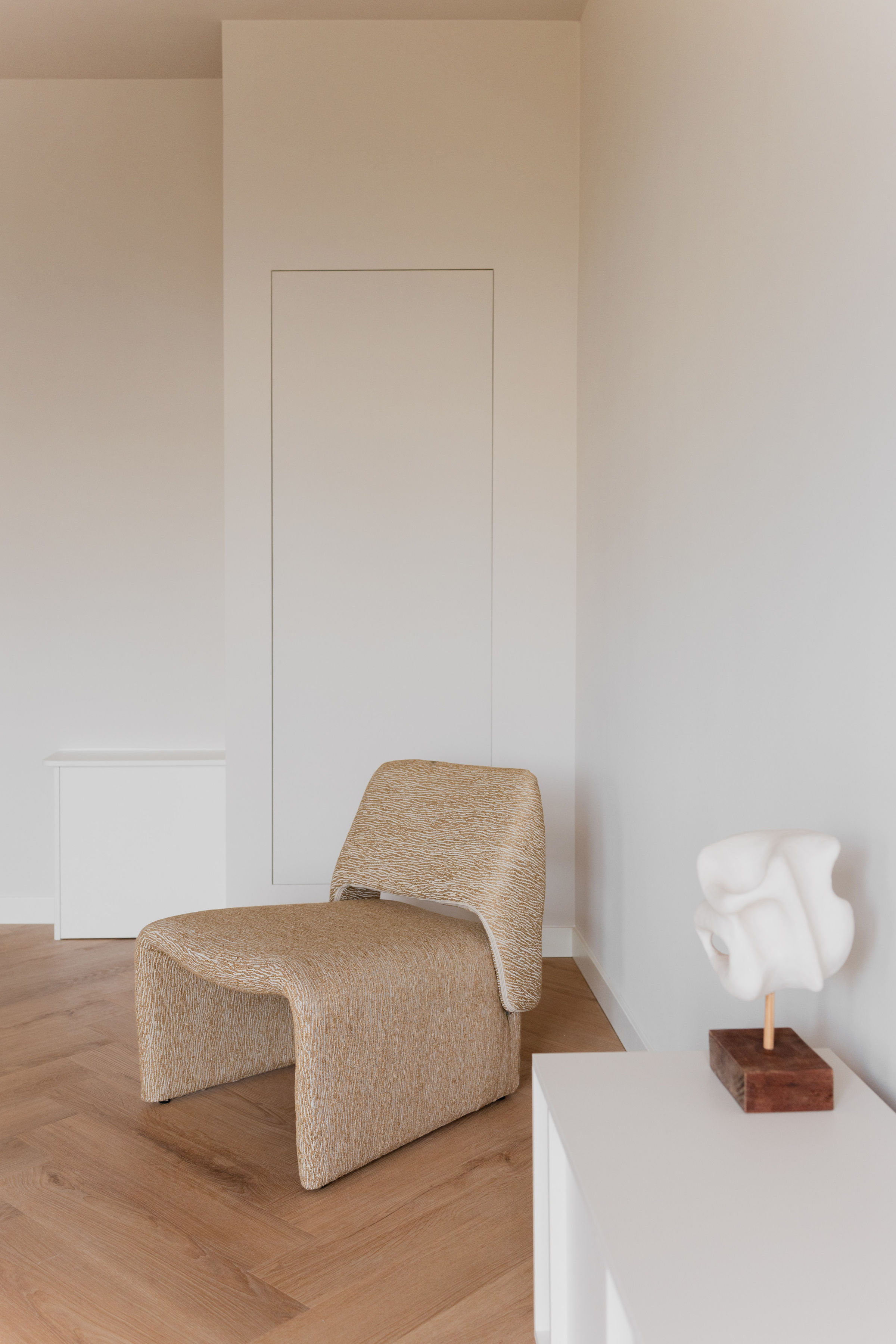 Lichte woonkamer in gerenoveerd appartement in Kralingen