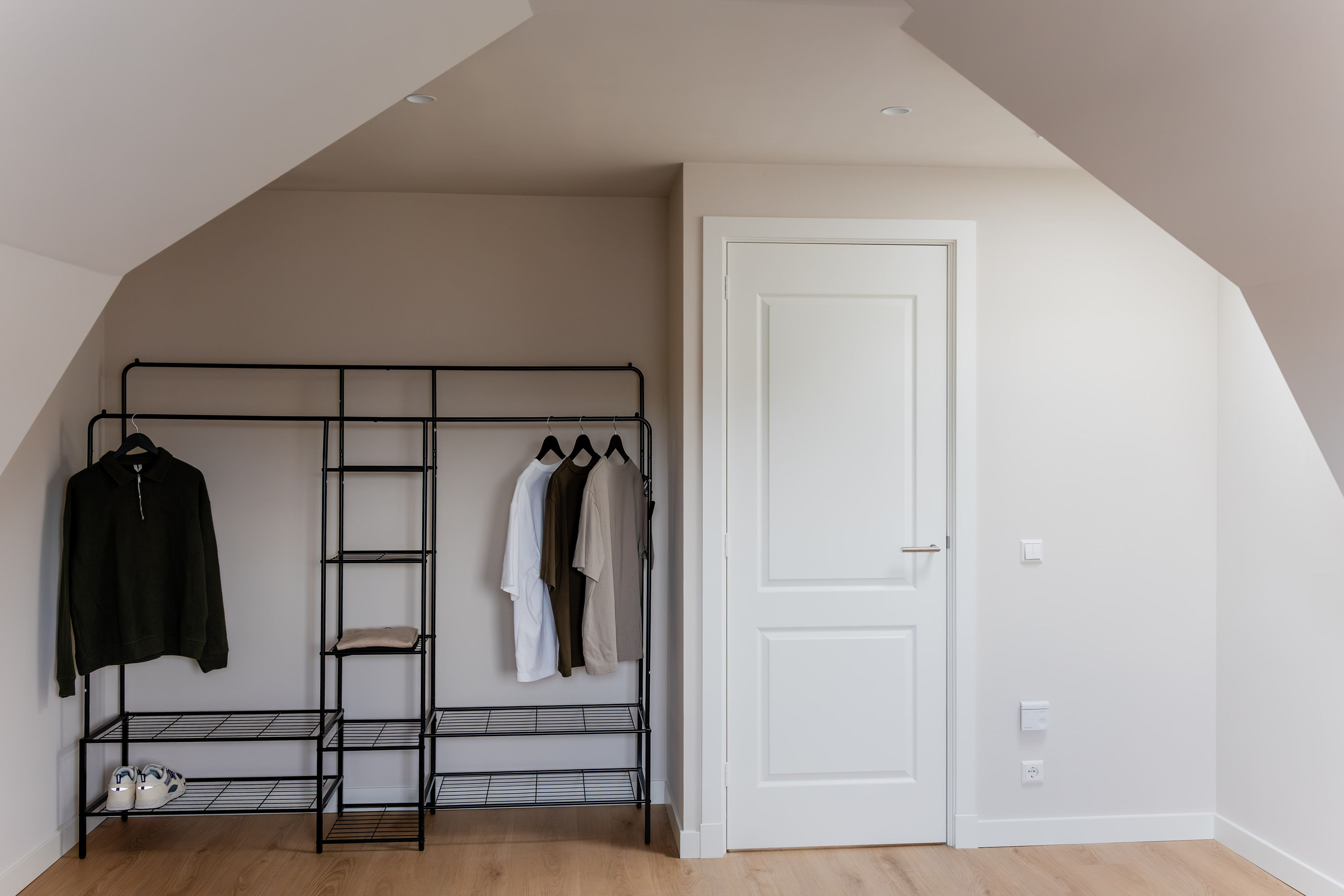 Gerenoveerd slaapkamer onder schuindak met warme neutrale tinten