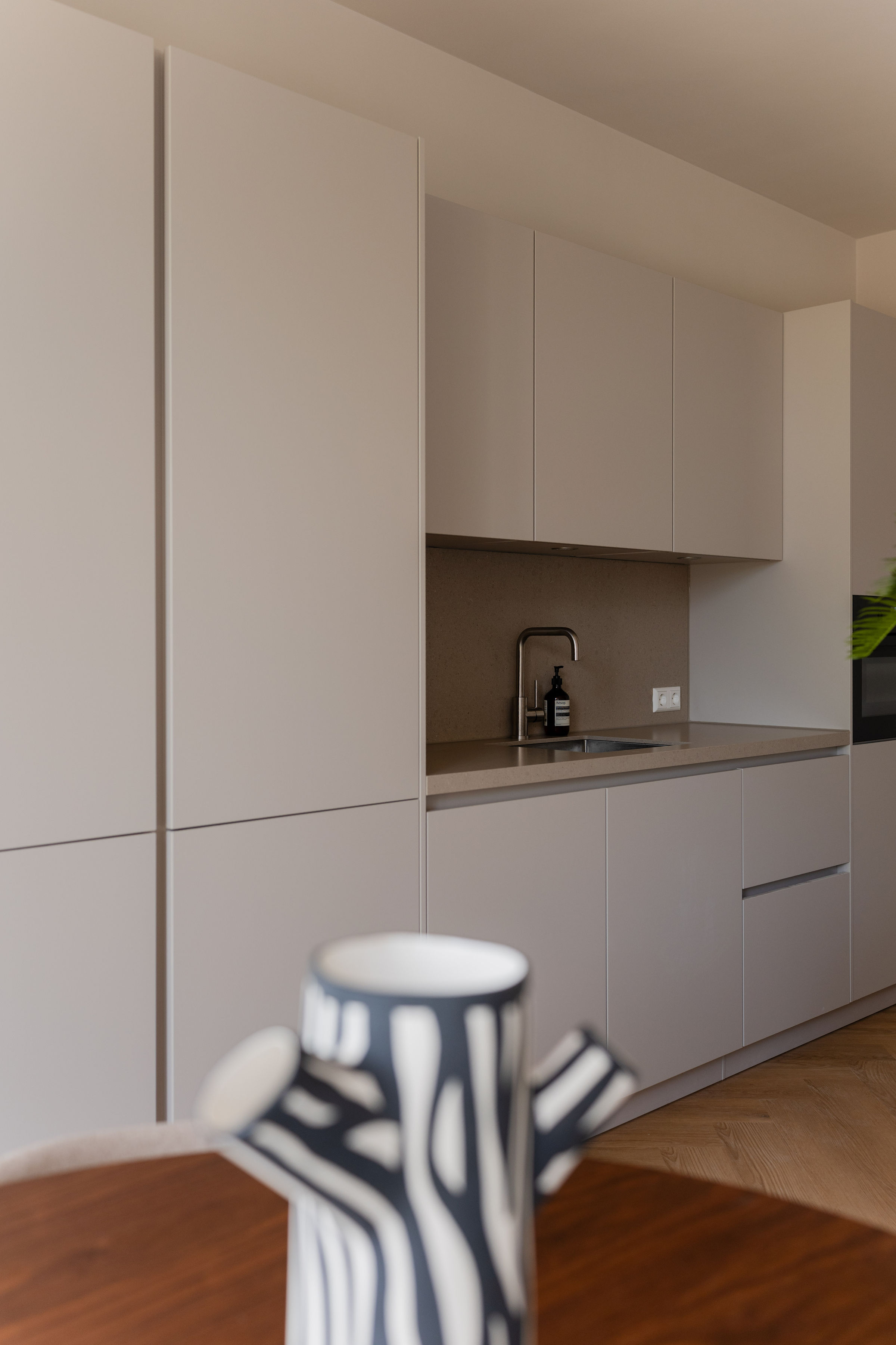 Moderne keuken met kookeiland in gerenoveerd appartement