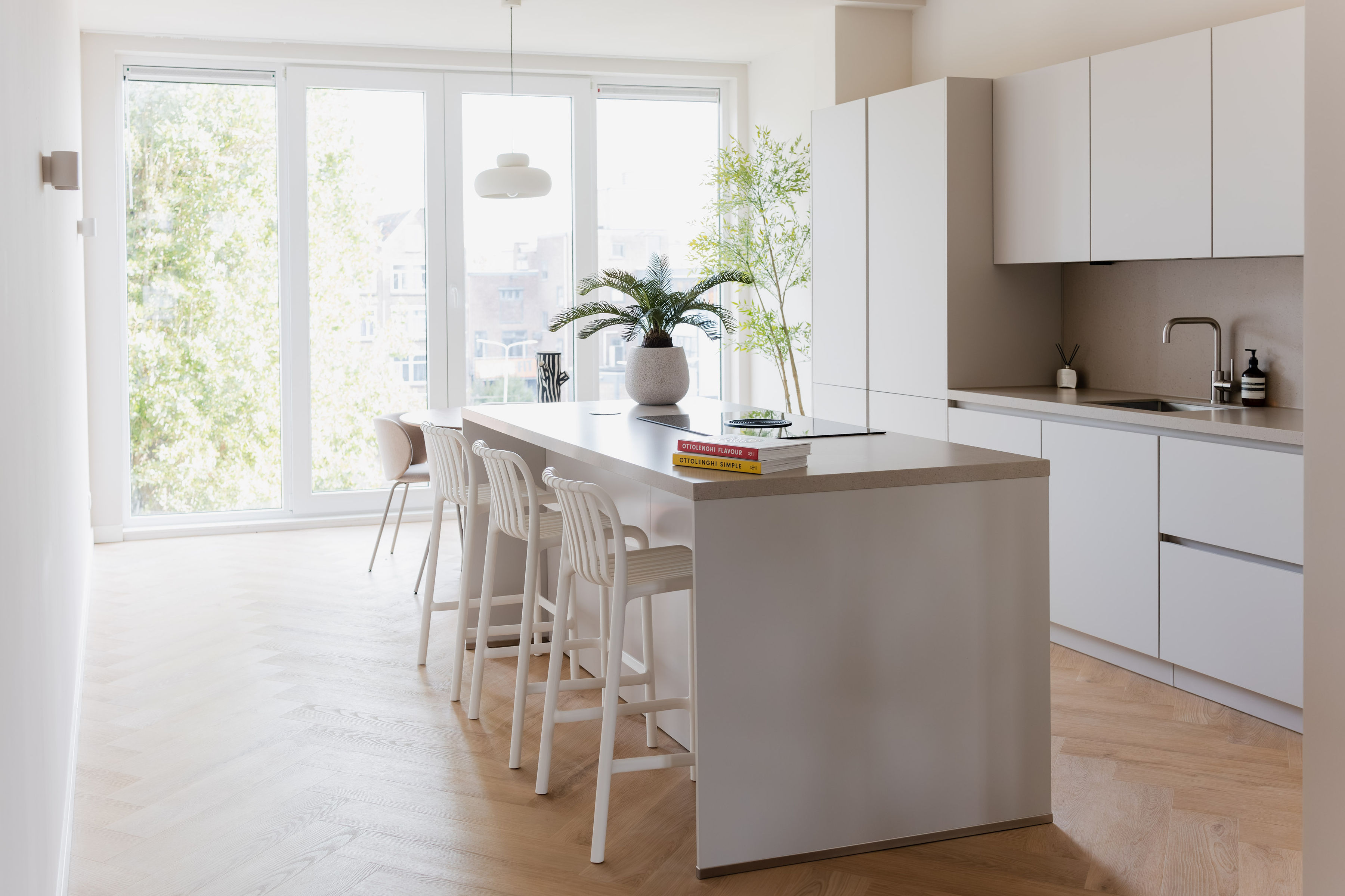 Moderne keuken met kookeiland in gerenoveerd appartement