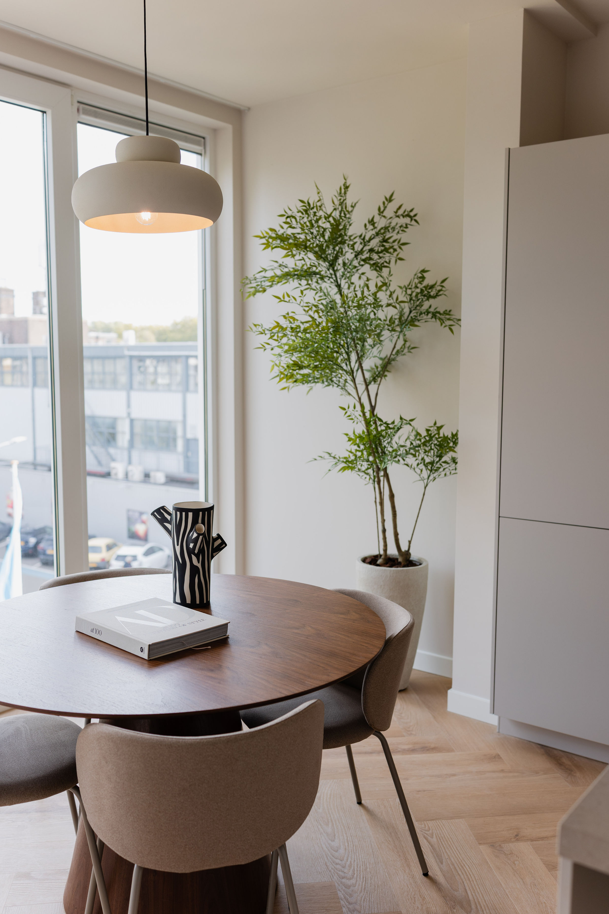 Moderne keuken met kookeiland in gerenoveerd appartement