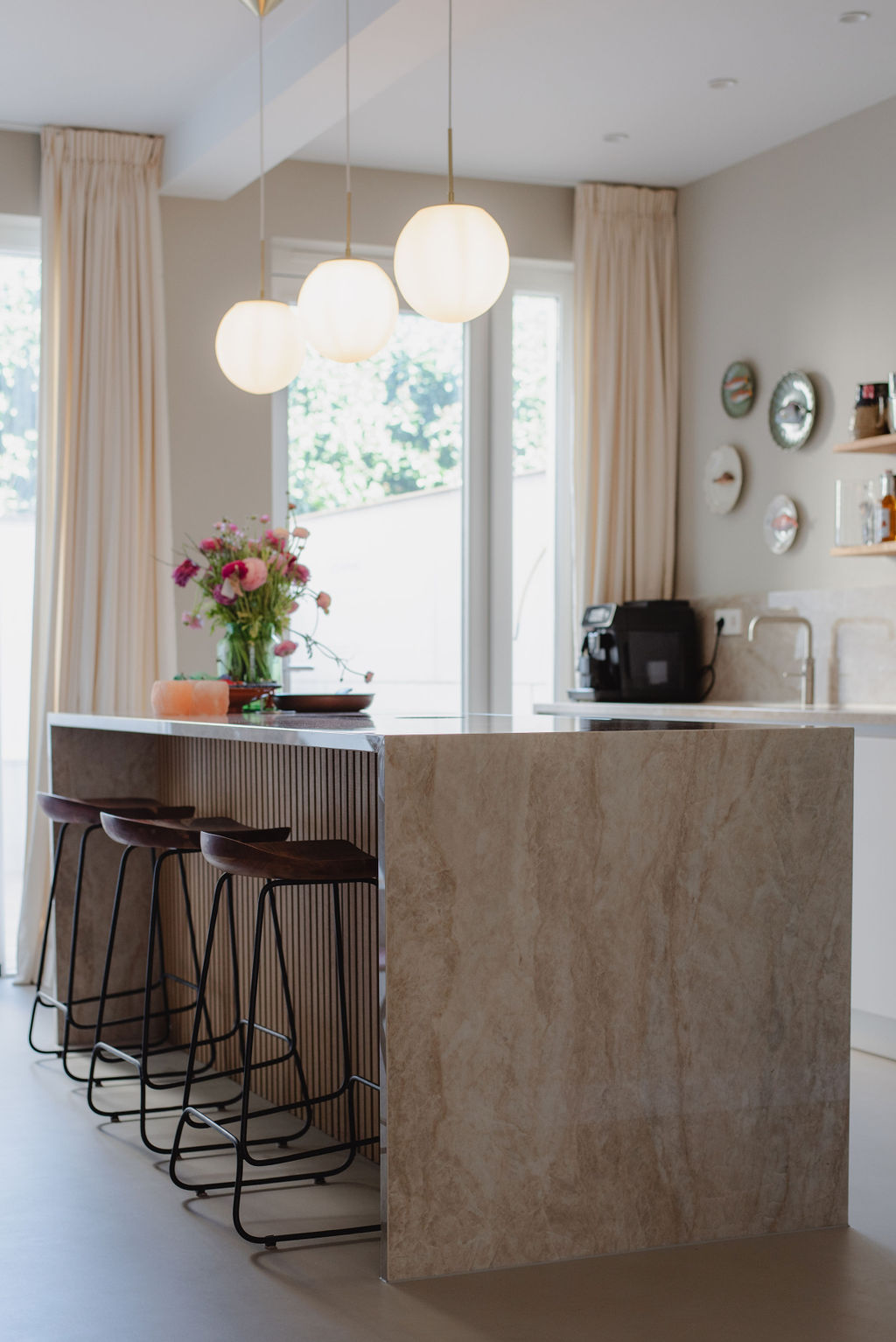 Moderne keuken met natuurstenen eiland en houten detail
