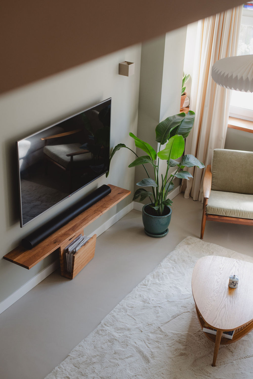 Warme minimalistische woonkamer met zachte neutrale tinten en veel natuurlijk licht