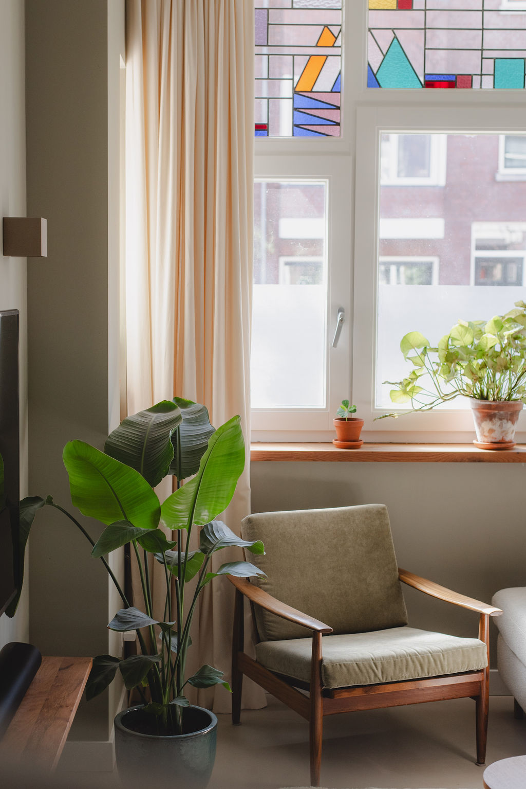 Authentieke glas-in-lood ramen gecombineerd met modern interieurdesign
