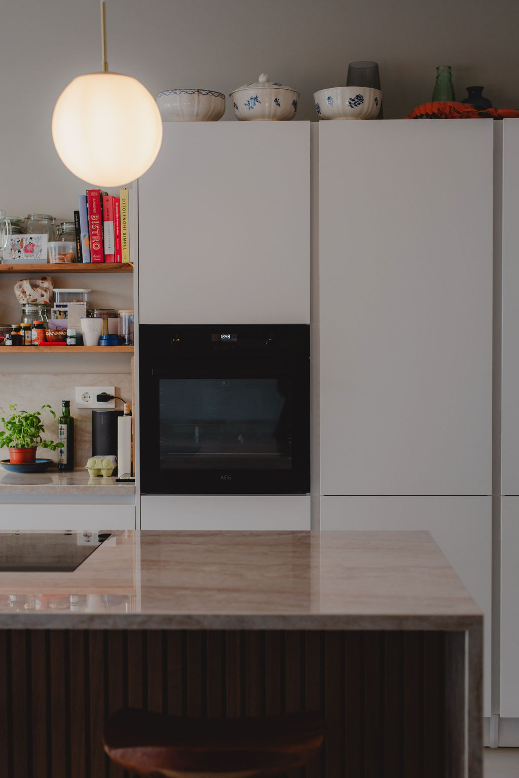 Moderne keuken met natuurstenen eiland en houten detail