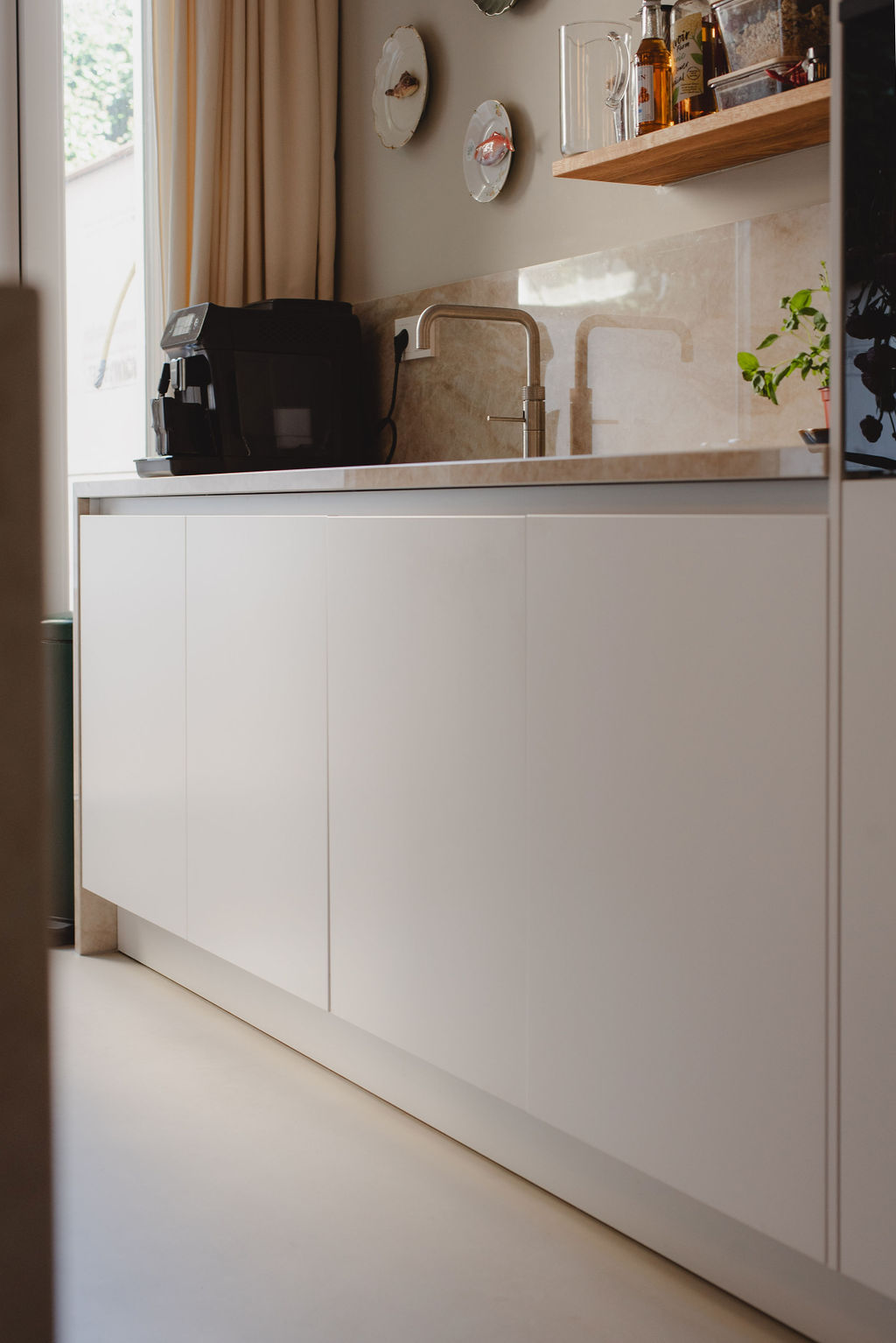 Moderne keuken met natuurstenen eiland en houten detail