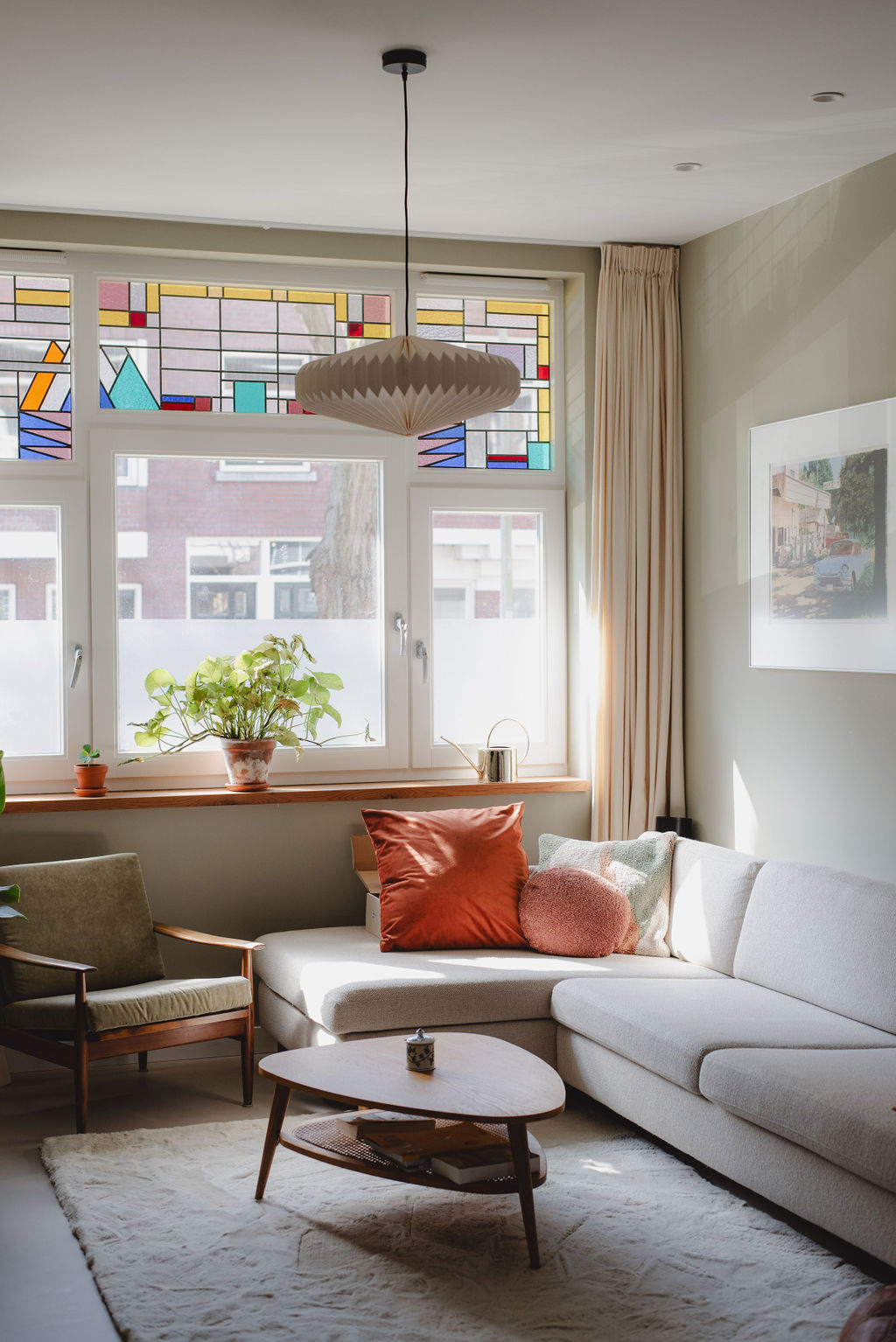 Authentieke glas-in-lood ramen gecombineerd met modern interieurdesign