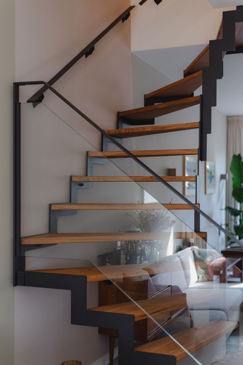 Op maat gemaakte designtrap met houten treden en glazen balustrade