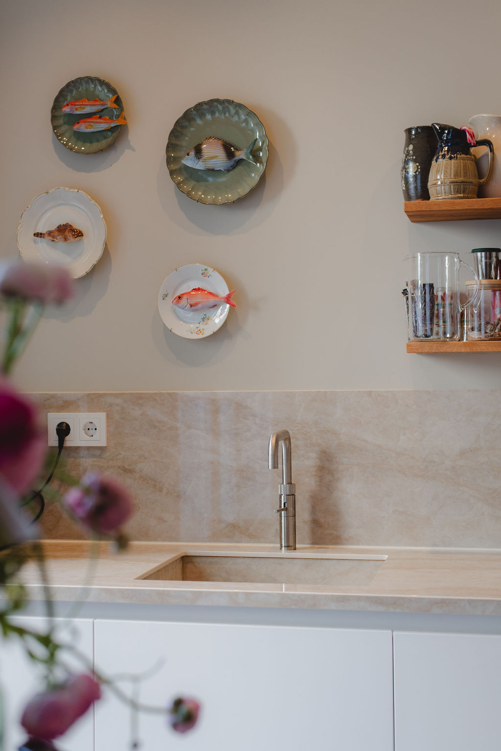Moderne keuken met natuurstenen eiland en houten detail