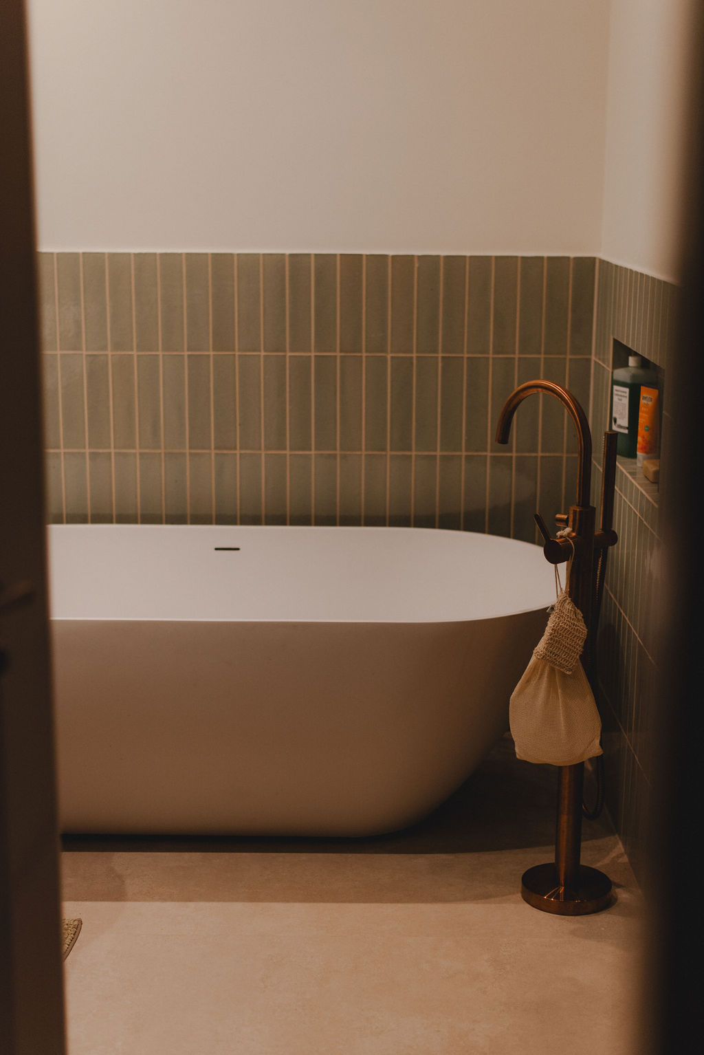 Moderne badkamer met vrijstaand bad en rustige natuurlijke materialen