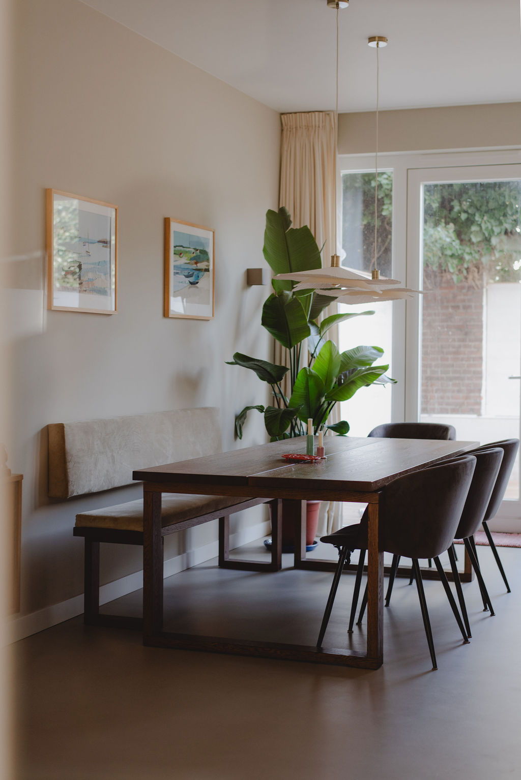 Warme minimalistische woonkamer met zachte neutrale tinten en veel natuurlijk licht