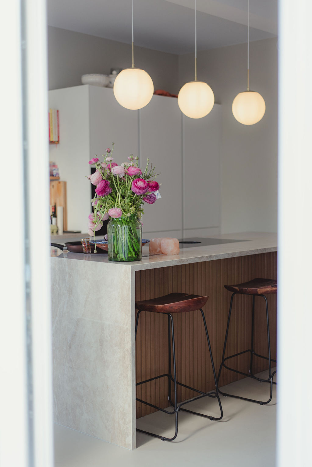 Moderne keuken met natuurstenen eiland en houten detail