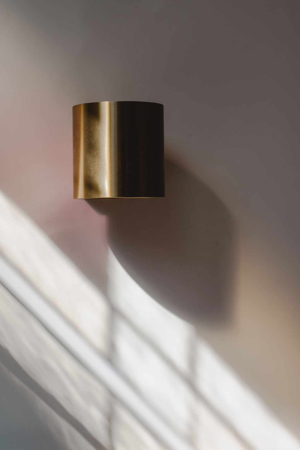 Warme minimalistische woonkamer met zachte neutrale tinten en veel natuurlijk licht