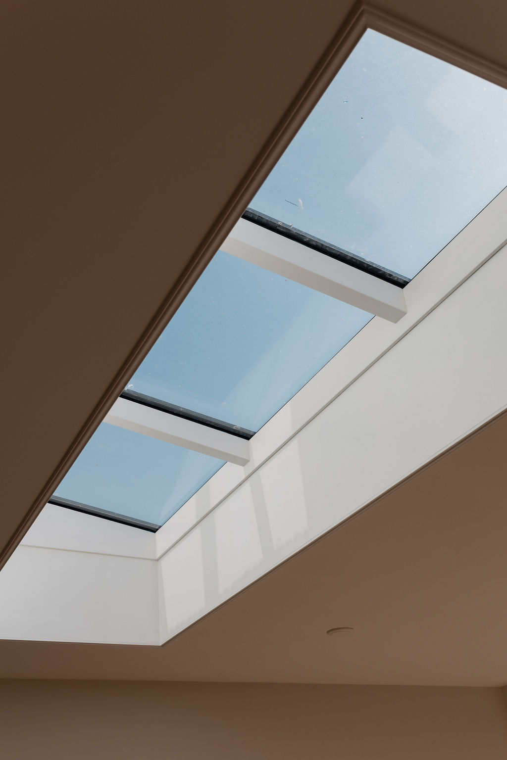 Open leefruimte met veel natuurlijk licht