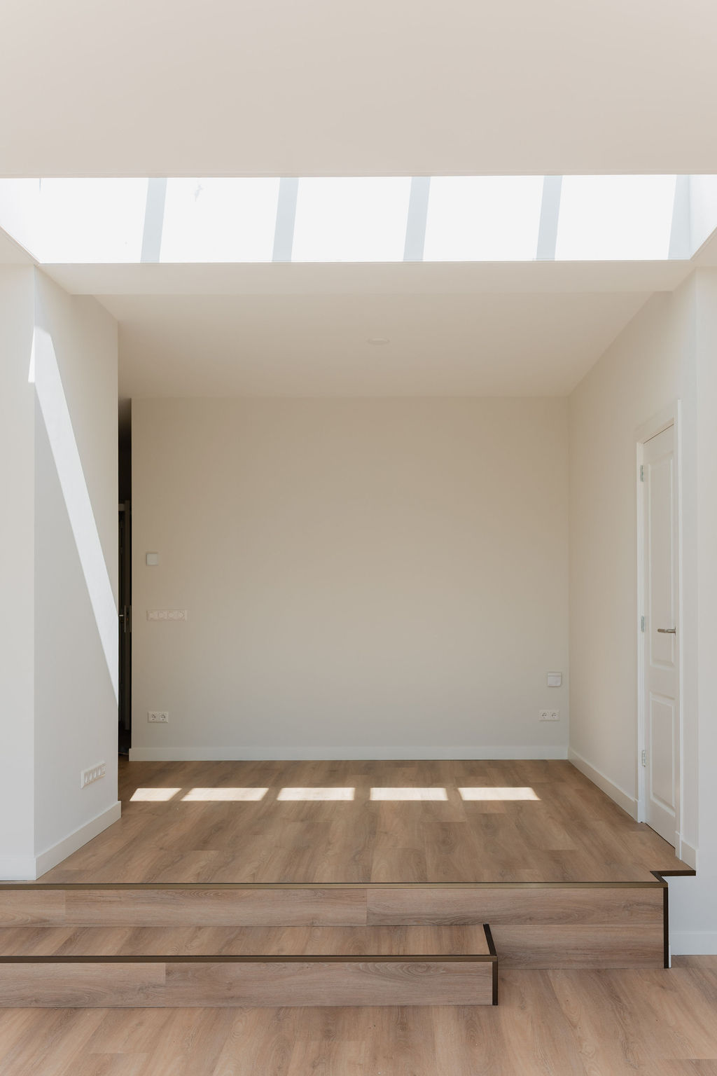 Open leefruimte met veel natuurlijk licht