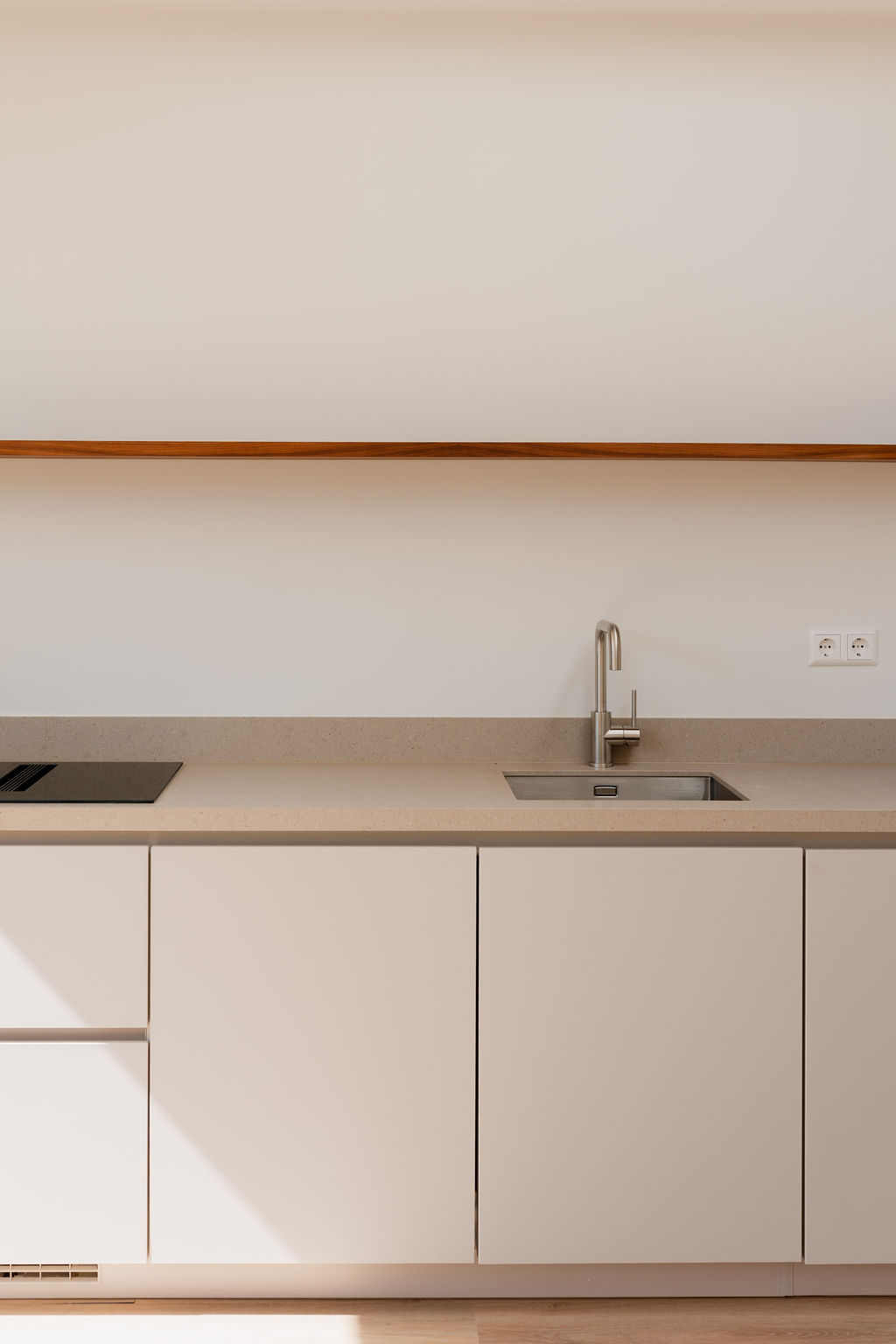 Moderne minimalistische keuken met daklicht en houten accenten